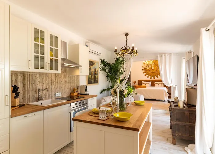 Sol Amarillo Mijas -malaga 푸엔히롤라